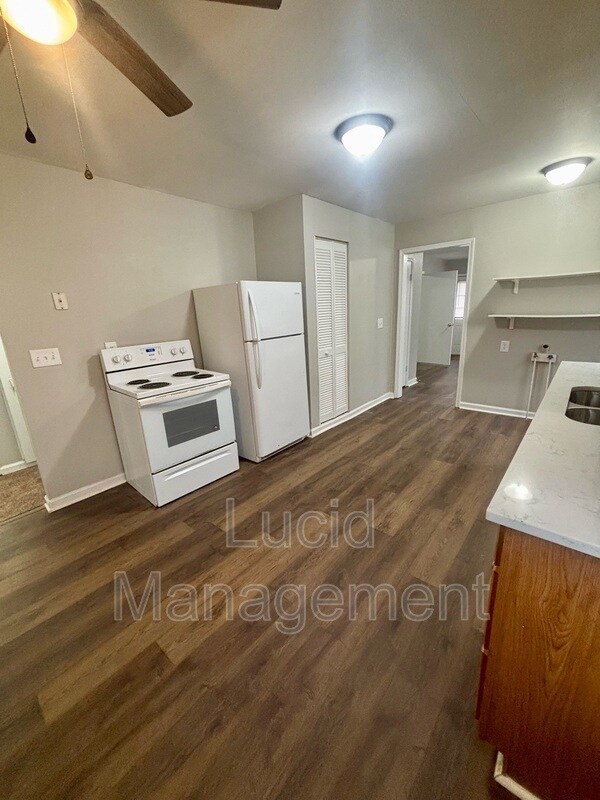 Foto del edificio - 910 W Whitney Ave