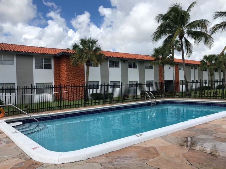 Pool - Silver Palms Condominiums