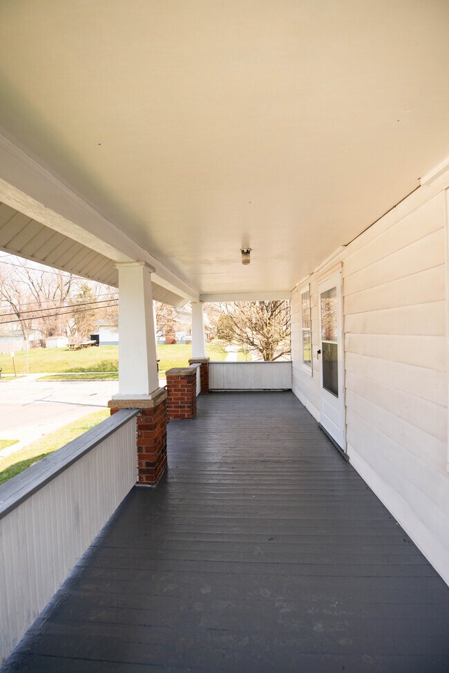 Building Photo - Three bedroom one bathroom home for rent