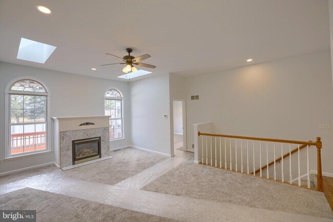 Foto del edificio - 8 Longwood Dr