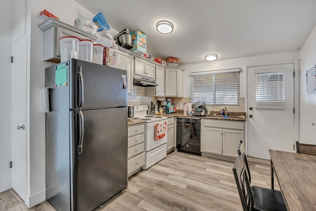 Kitchen - 3678 S 500 E