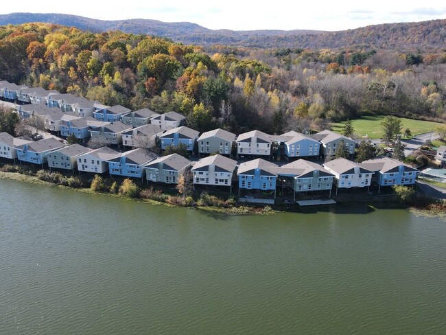 Building Photo - Lakeshore Preserve