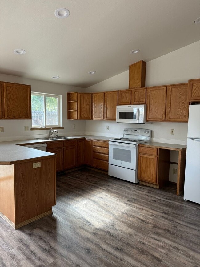 Building Photo - Cute updated Duplex in SW Redmond