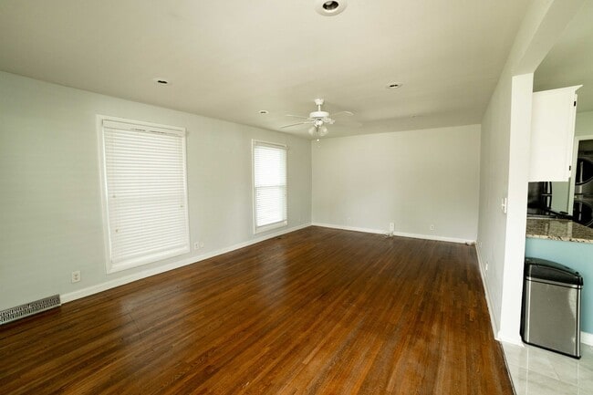 Foto del edificio - Charming 3-Bed Home with Fenced Yard in Th...