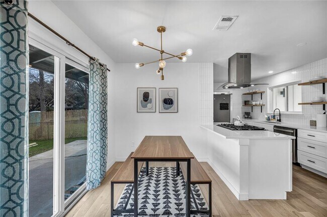 Building Photo - 10601 Walnut Bend Dr