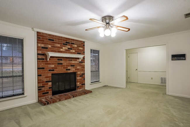 Building Photo - 711 Stillwater Dr