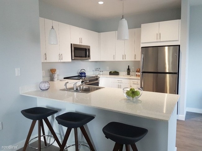 Building Photo - 1 br, 1 bath  - 5 Crown Dr Unit 106