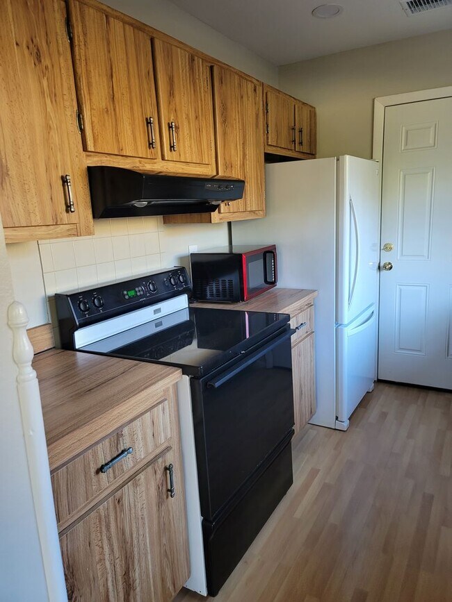 Building Photo - Sought After Raintree Manor Townhome
