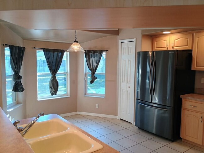 Building Photo - 3 bedroom 2 bathroom Fenced in yard