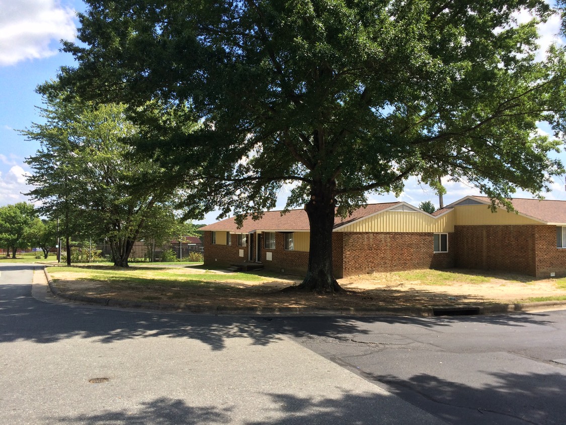 Building Photo - Heritage Circle Apartments