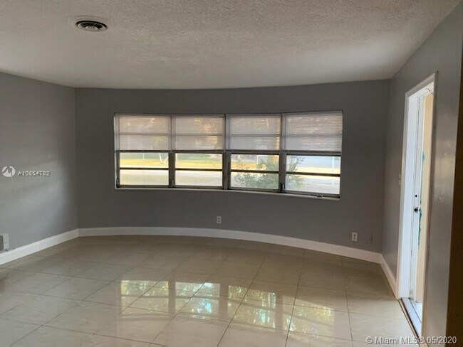 Foto del edificio - 1821 NE 56th St