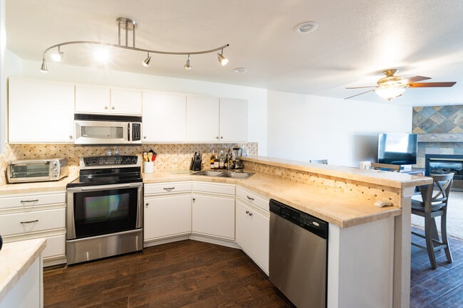 Building Photo - 11530 W 70th Plz
