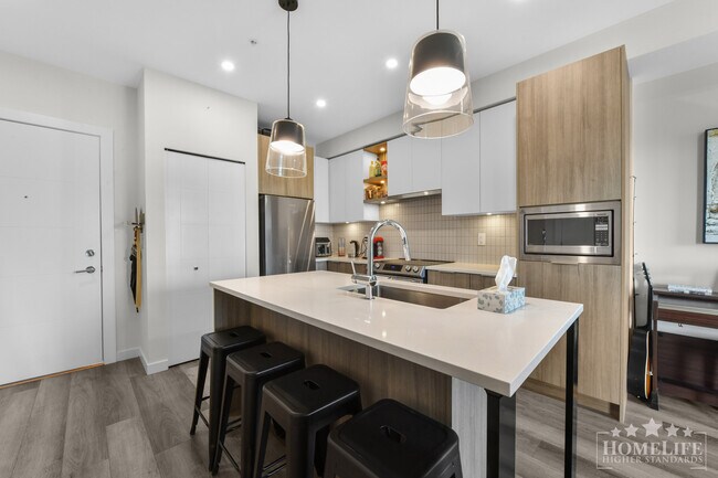 Photo du bâtiment - Bright & Modern 1 Bed 1 Bath Condo with Treetop Views