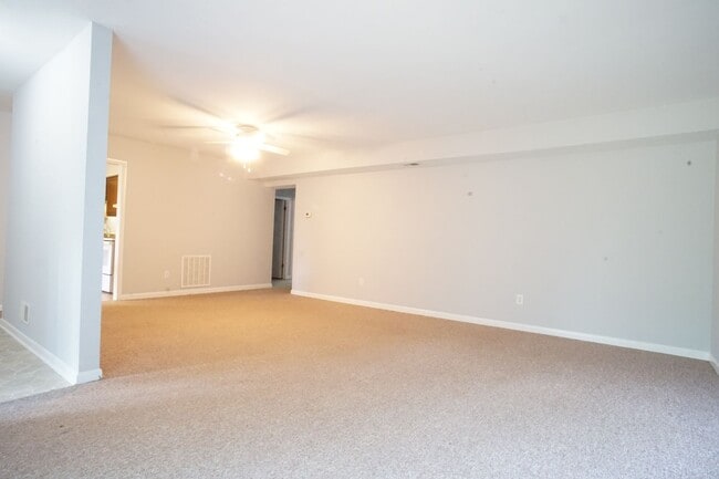 Photo - 3 Bed/2 Bath Townhouse. On Bus Route to Ca...