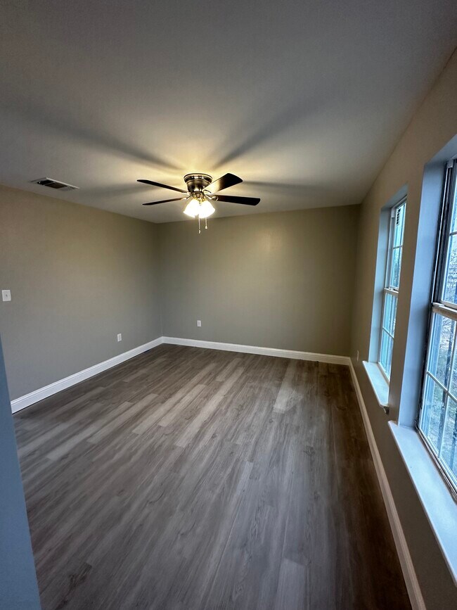 Building Photo - 160 Pleasant Dr