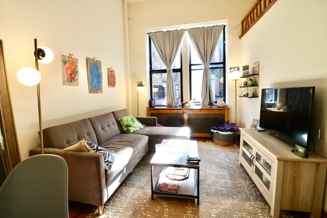 Building Photo - 273 W 73rd St