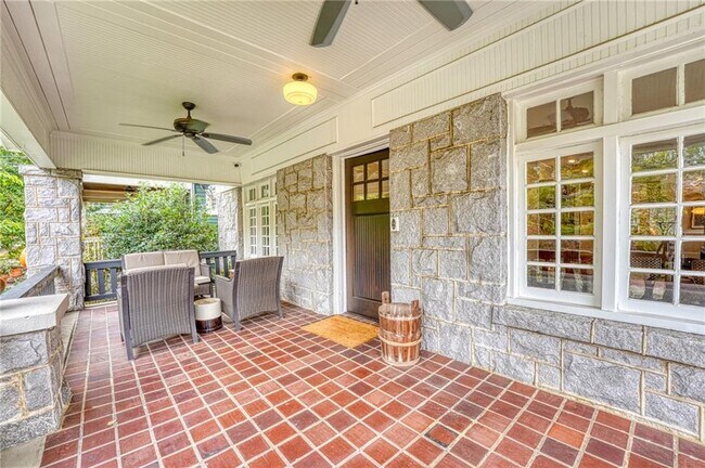 Foto del edificio - 997 Blue Ridge Ave NE