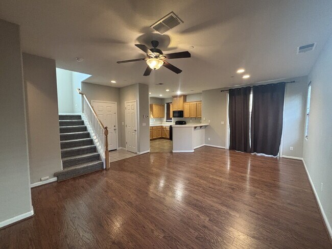 Foto del edificio - Spectacular 3 bed 2.5 bath home in Lincoln Crossing