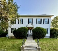 Building Photo - 18 Elm St