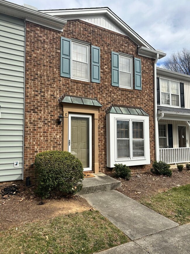 Building Photo - Freshly renovated 2BR 2.5BA Townhome