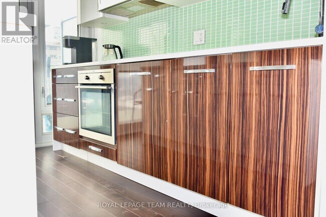 Photo du bâtiment - 111 Champagne Ave S