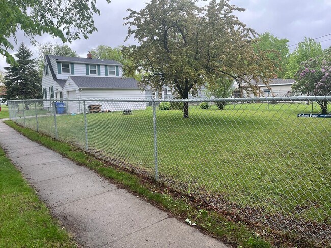 Building Photo - 1 1/2 Story Home in Fargo 3 bedrooms, 2 Ba...