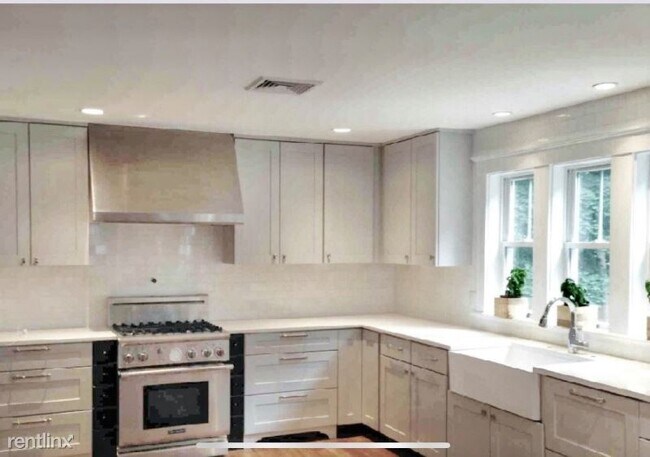 Foto del edificio - 3 br, 2.5 bath House - 41 Howe St.