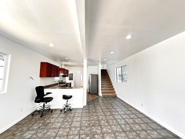 Building Photo - LARGE 4 BEDS 2 FULL BATHS HOUSE FOR RENT!