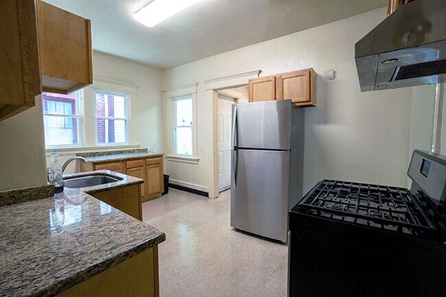 Building Photo - 5 Bedroom House Available 6/1/25