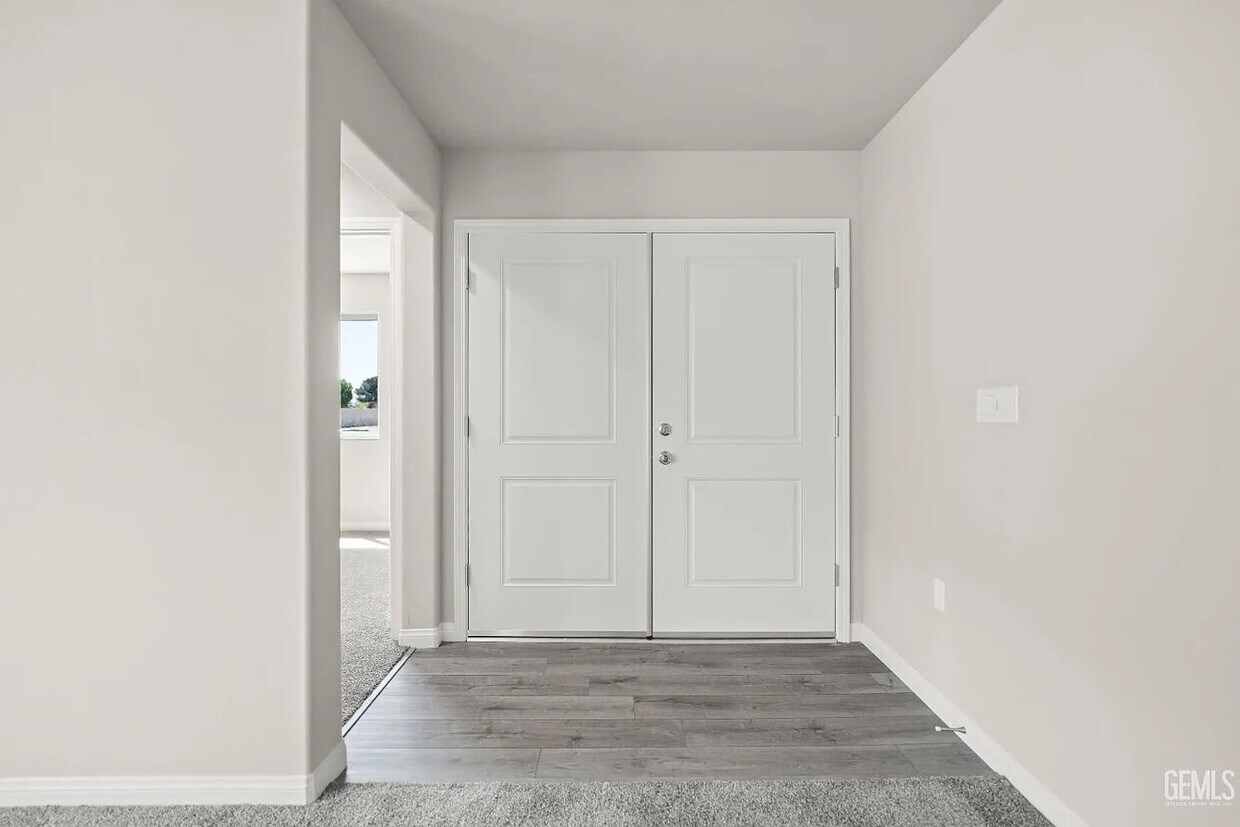 Foto principal - 632 Ledgestone St