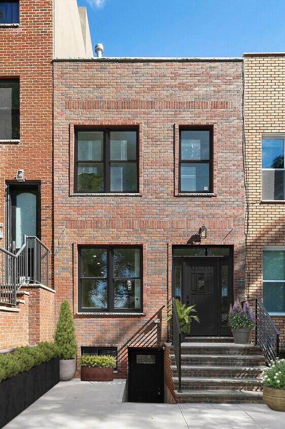 Building Photo - 654 Chauncey St