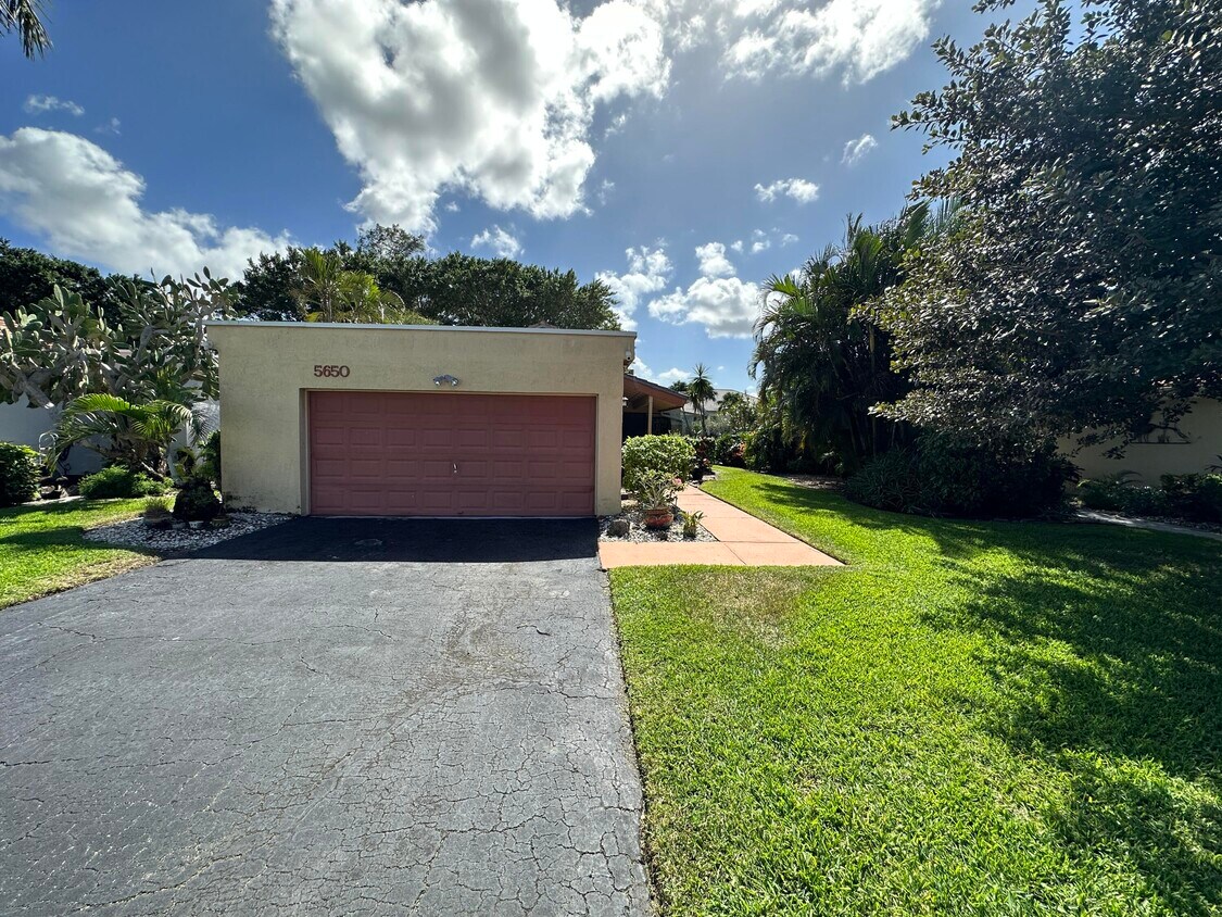 Foto principal - 5650 Piping Rock Dr