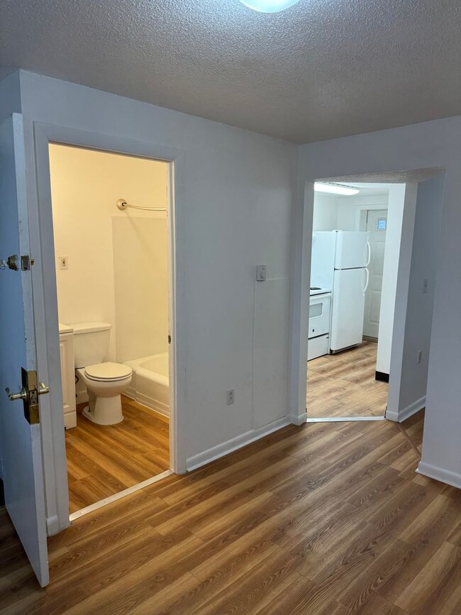 Building Photo - One bedroom