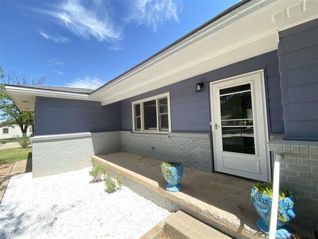 Building Photo - 2104 3rd St