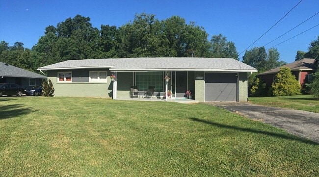 Building Photo - Charming 3-Bedroom Home in Crestwood with a Private Creekside Backyard