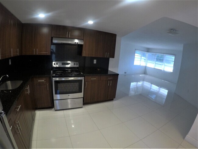 Foto del edificio - 9390 E Bay Harbor Dr