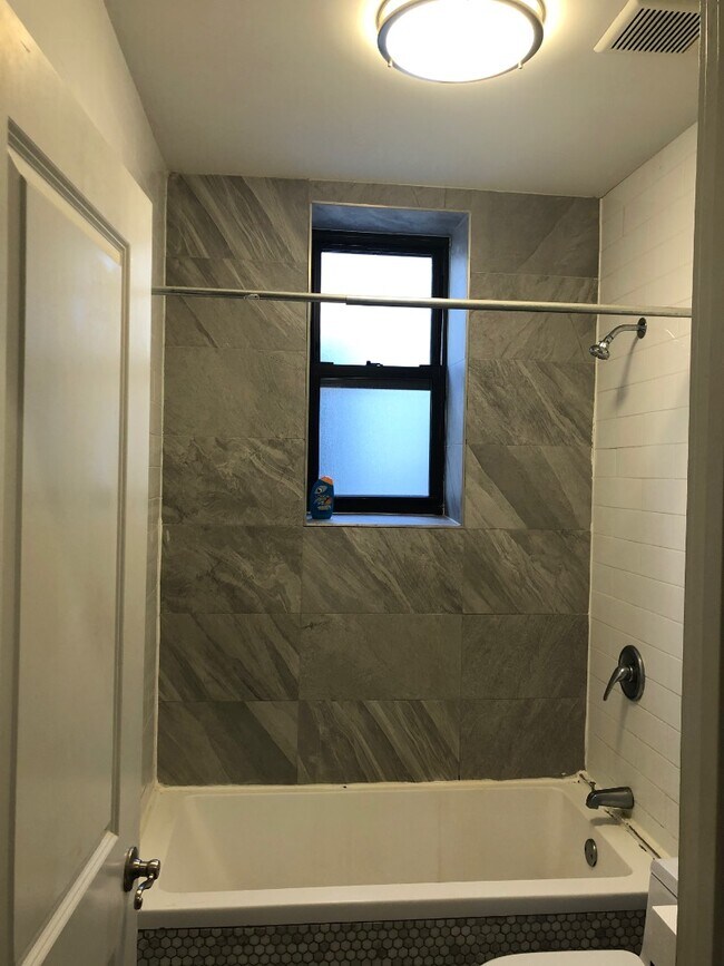 Building Photo - 321 Eldert St