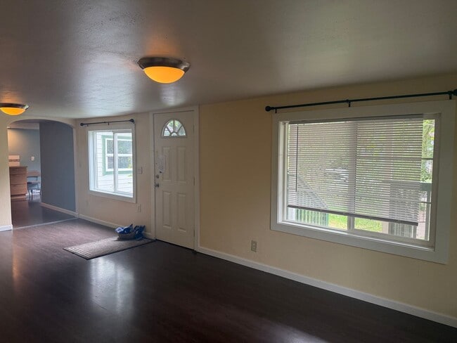 Building Photo - Home with Charm!