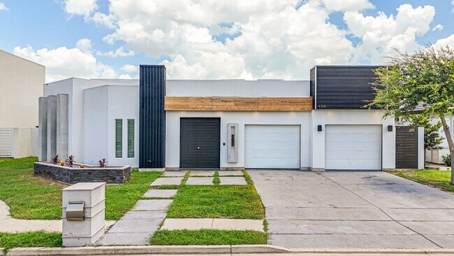 Foto del edificio - Modern 3-Bed / 3-Bath Home with Pool!