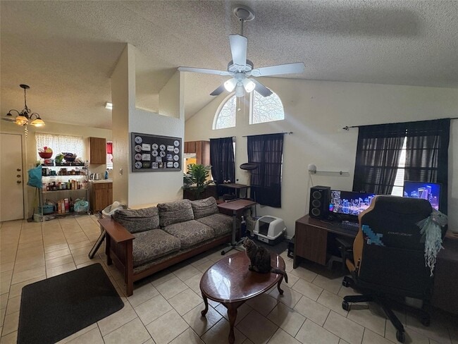 Foto del edificio - 8811 Pineridge Dr