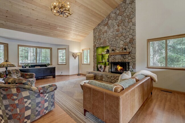 Building Photo - 26388 Thunderbird Dr