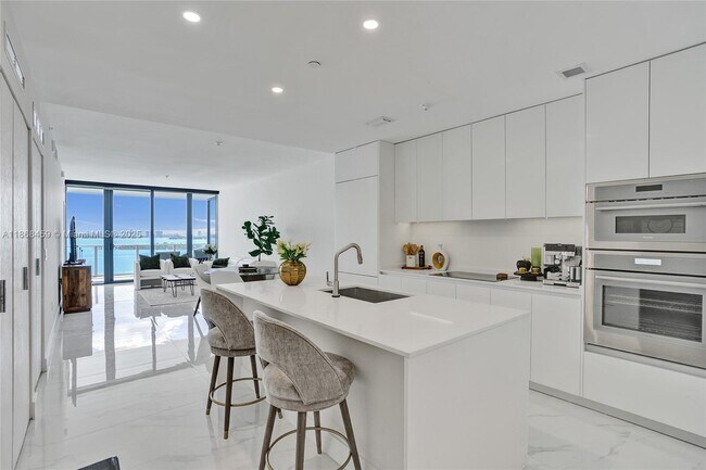 Foto del edificio - 700 NE 24th St