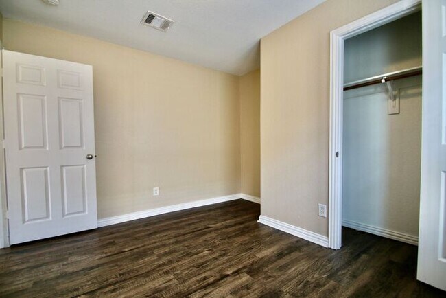 Foto del edificio - Stunning 3/2 Duplex in West Fort Worth — Granite Kitchen, Garage & Fenced Yard!