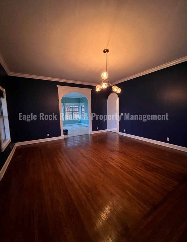 Foto del edificio - Historical Owen Park House for Rent (4beds/3baths)