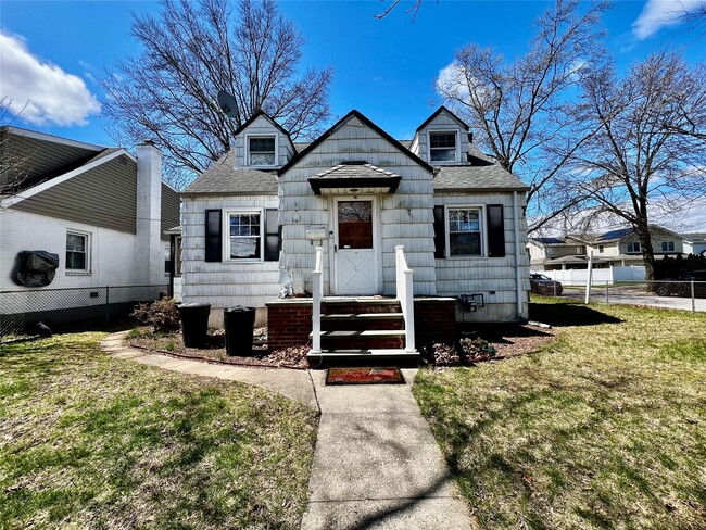 Building Photo - 131 Goldenrod Ave