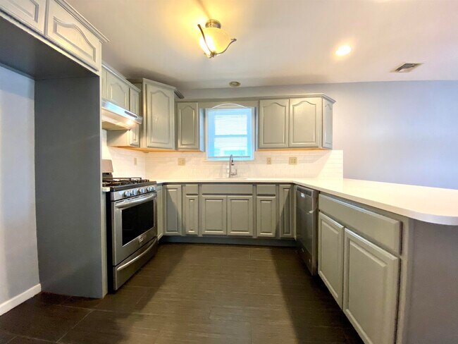 Building Photo - 166 W 54th St