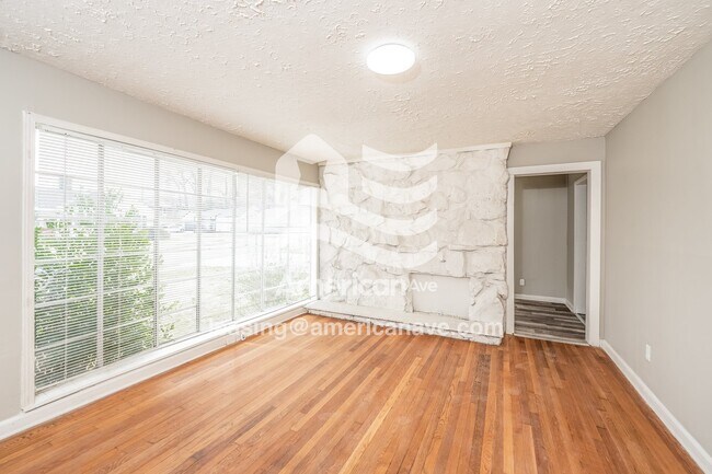 Building Photo - 1528 5th Ave W