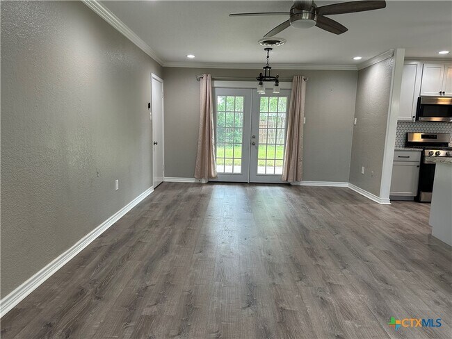 Building Photo - 1302 Canary Ln