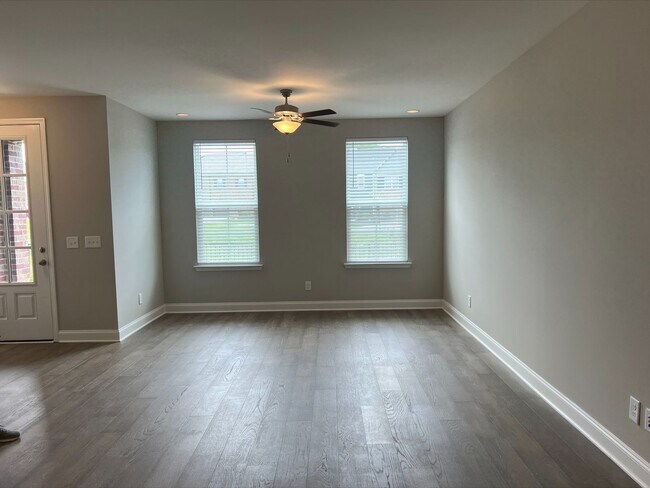 Building Photo - Beautiful Open Concept in a Convenient Loc...