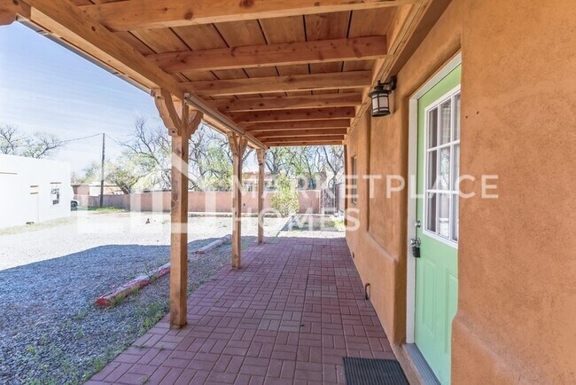 Building Photo - 913 1/2 Old Pecos Trail